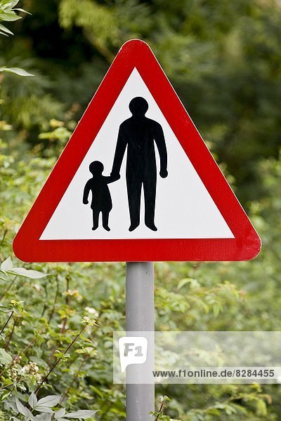 vor  Großbritannien  Fernverkehrsstraße  Zeichen  Warnung  Fußgänger  Oxfordshire  Signal