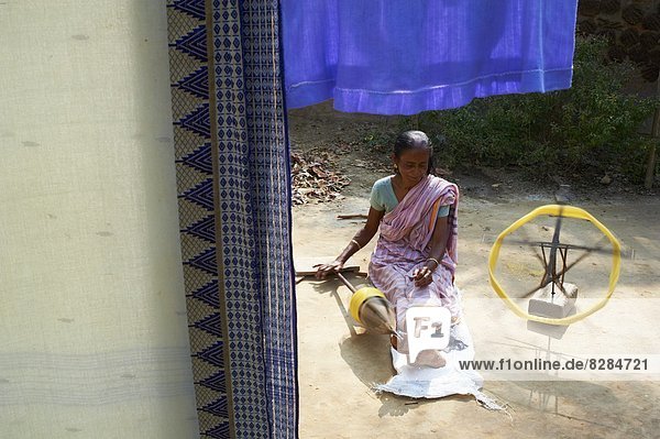 Frau  arbeiten  Produktion  Dorf  weben  Asien  Indien  Sari  Seide  Westbengalen