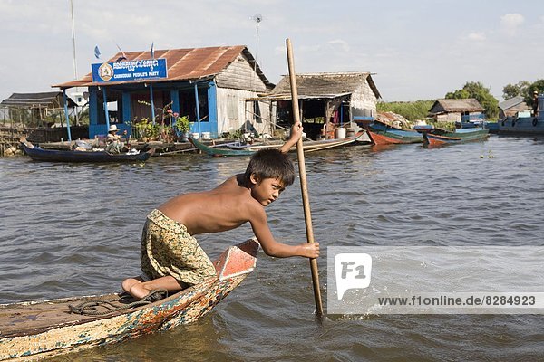 Junge - Person  See  Boot  jung  Südostasien  Vietnam  Asien  Kambodscha