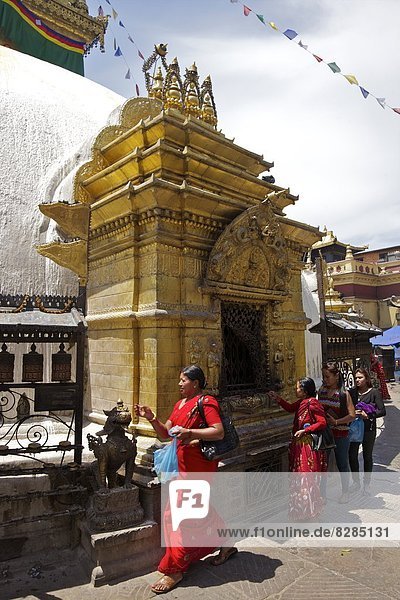 Kathmandu Hauptstadt Frau fünfstöckig Buddhismus UNESCO-Welterbe Opfergaben Asien verlassen Affe Nepal Schrein Stupa Swayambhunath