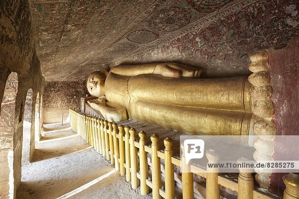 liegend  liegen  liegt  liegendes  liegender  liegende  daliegen  Erfolg  Höhle  Komplexität  Myanmar  Asien  Buddha  zurücklehnen