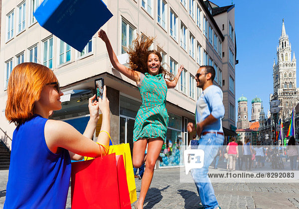 Frau springt mit Einkaufstasche in München Marienplatz  München  Deutschland