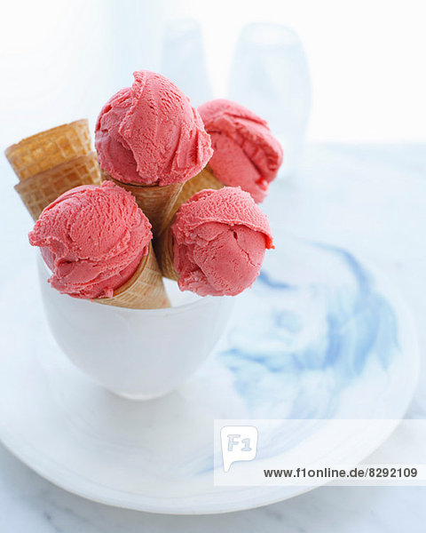 Schale mit Eistüten gefüllt mit Erdbeereis