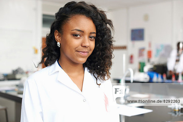 Porträt einer jungen Frau im Labor