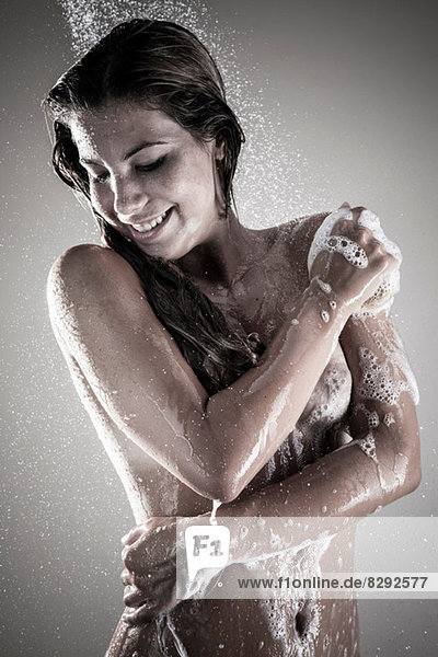 Junge Frau beim Duschen  Studioaufnahme