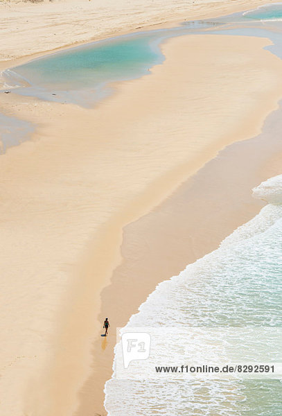 Spaziergang am Seventy-five Miles Beach Fraser Island Queensland Australien