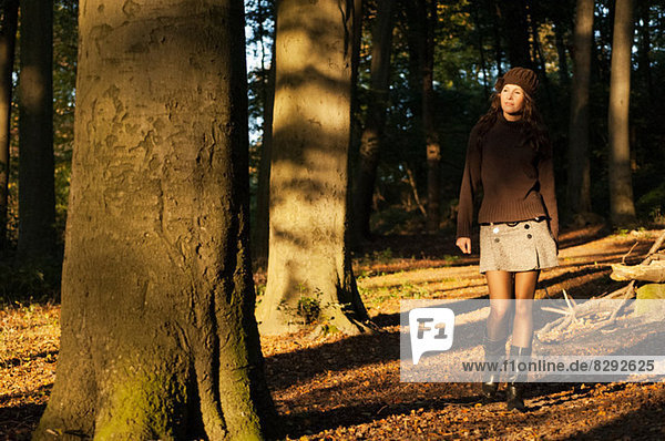 Porträt einer jungen Frau beim Waldspaziergang