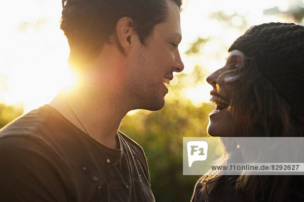 Porträt eines Paares im herbstlichen Sonnenlicht lachend