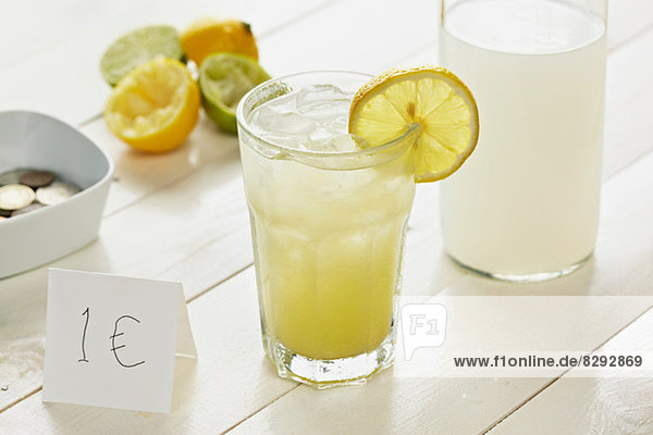 Glas hausgemachte Limonade mit Zitronenscheibe mit 1 Euro Zeichen