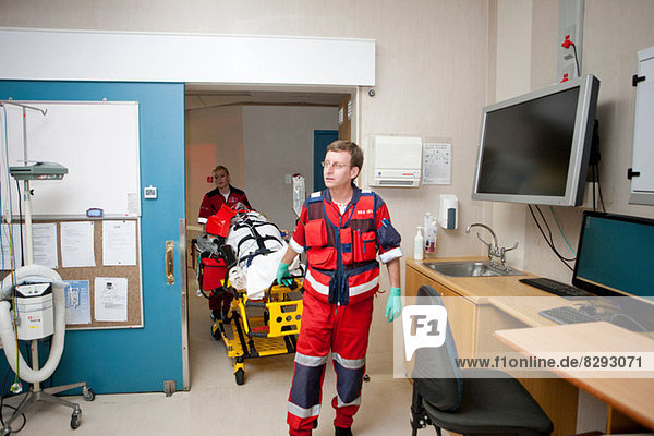 Rettungssanitäter bringen Patienten in die Notaufnahme im Krankenhaus