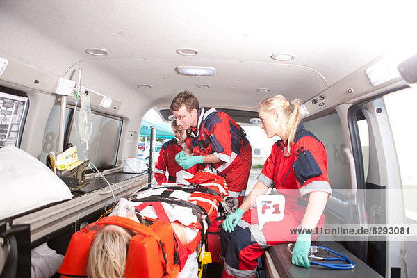 Rettungssanitäter in der Ambulanz bei der Arbeit mit dem Patienten
