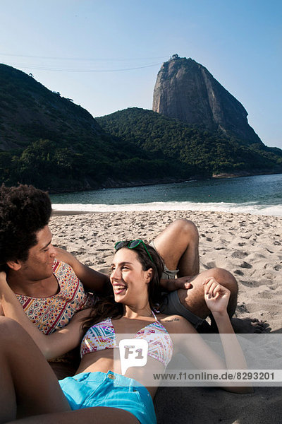 Paar entspannt am Strand  Rio de Janeiro  Brasilien