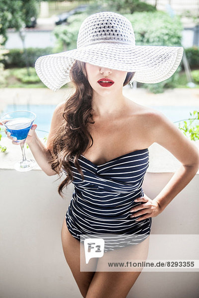 Junge Frau mit blauem Cocktail