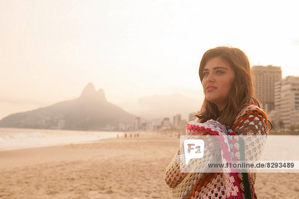 Junge Frau in Decke gewickelt  Ipanema Beach  Rio de Janeiro  Brasilien
