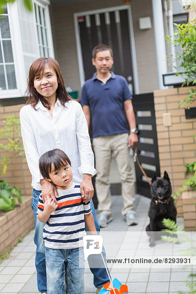 Junge und Eltern im Freien mit Haushund