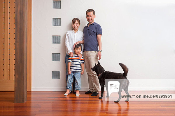 Familie mit jungem Sohn und Haushund