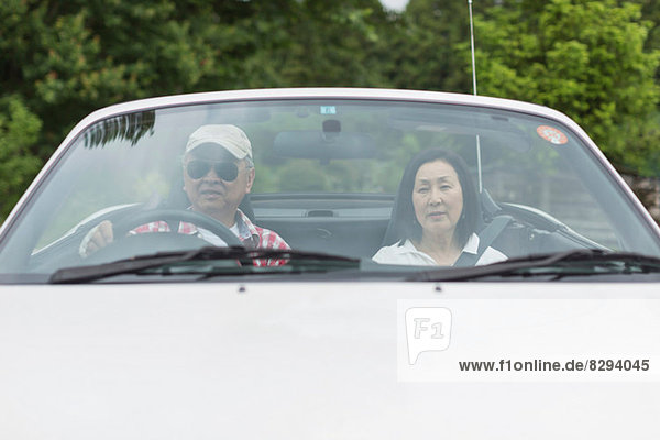 Paar genießt gemütliche Fahrt im Sportwagen