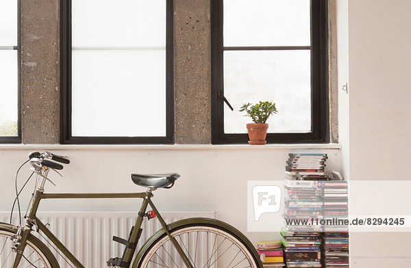 Wohnungseinrichtung mit Fahrrad- und CD-Kollektion