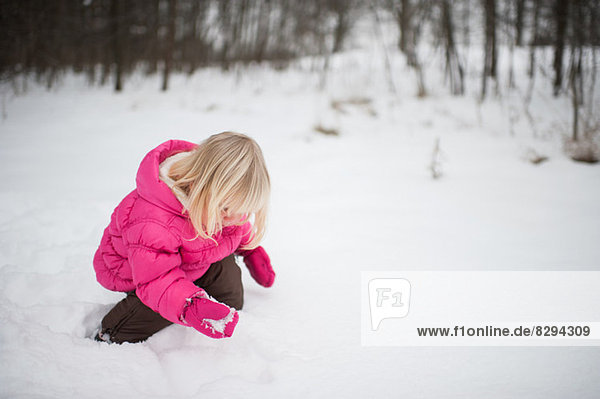 Mädchen beim Spielen im Schnee