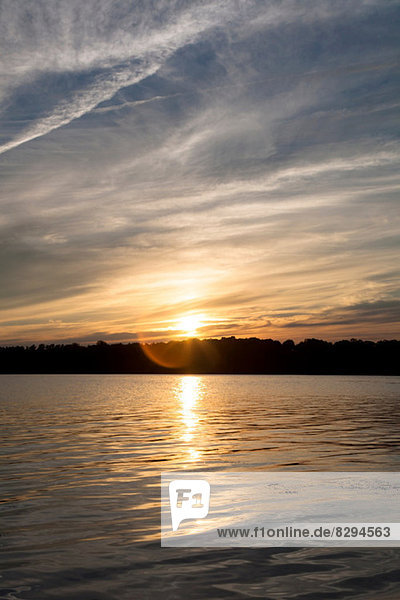 Sonnenuntergang über dem See  Bath  Maine  USA