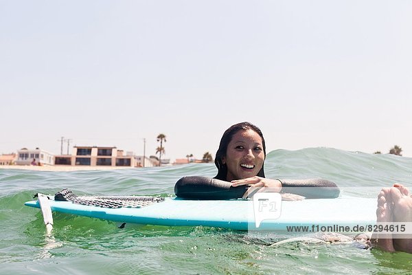 Schwimmende Frau mit Surfbrett  Hermosa Beach  Kalifornien  USA