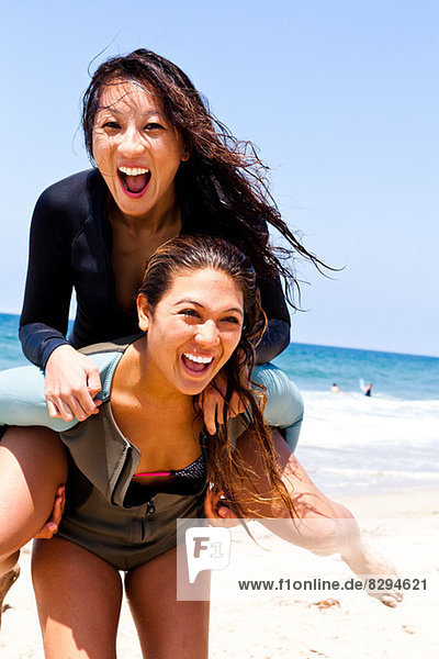 Weibliche Freunde beim Herumalbern  Hermosa Beach  Kalifornien  USA
