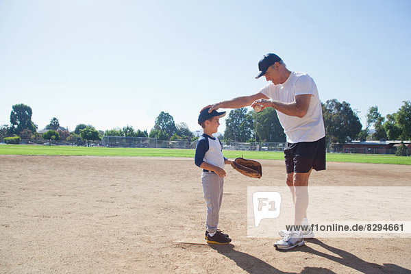 Großvater und Enkel auf dem Baseballfeld
