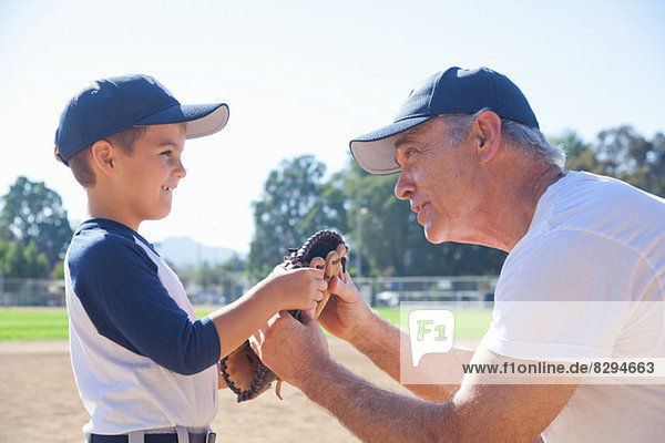 Junge und Großvater mit Baseballhandschuhen
