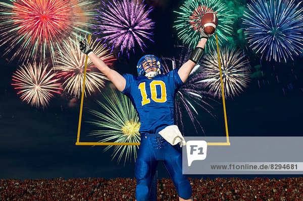 American Football-Spieler feiert mit Feuerwerk