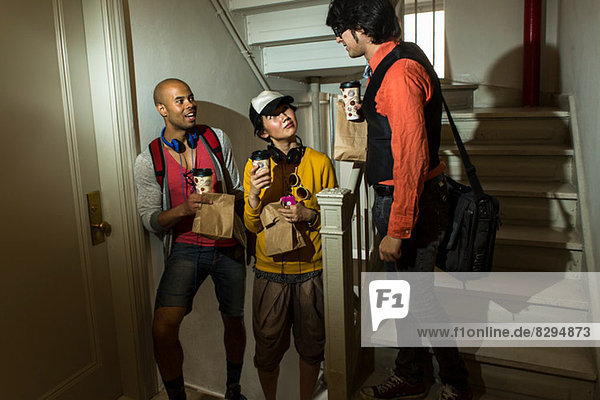 Drei junge Freunde im Treppenhaus