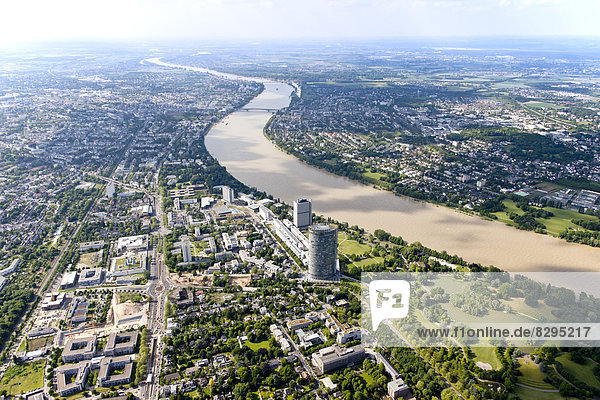 Deutschland  Nordrhein-Westfalen  Bonn  Stadtansicht mit Postturm am Rhein  Luftbild