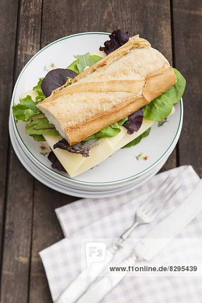 Baguette-Sandwich mit Plattenstapel  Nahaufnahme