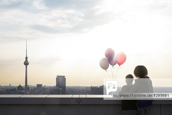 Junge Frauen auf der Dachterrasse mit Luftballons