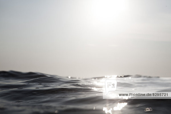 Kroatien  Mittelmeer  Ozean  Wellen bei Sonnenlicht
