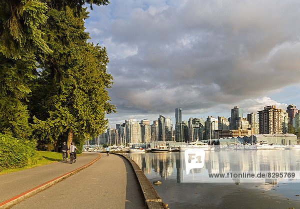 Kanada,  Britisch-Kolumbien,  Vancouver,  Radfahrer auf Seitenwanderung im Stanley Park