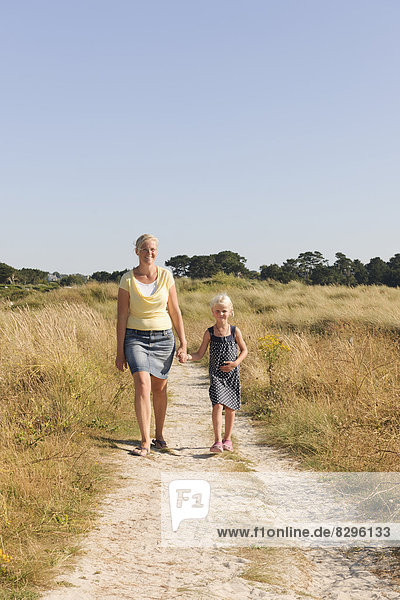 Frankreich  Bretagne  Landeda  Mutter und Tochter gehen auf Dünenpfad