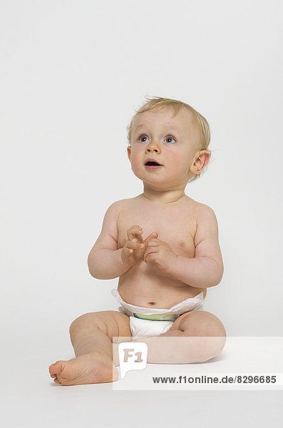 Baby Junge mit Windeln auf weißem Hintergrund
