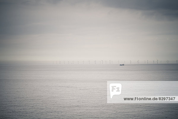 Niederlande  Ijmuiden  Blick über das Meer zum Offshore-Windkraftplan