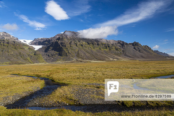 Island  Region Sudurland  Landschaften mit Bach  Wiesen und Hügeln