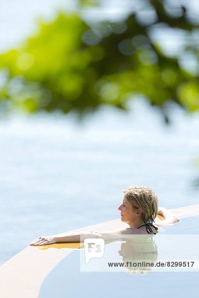 Weite Frau Meer hinaussehen Südostasien Asien Unendlichkeit Koh Samui Thailand