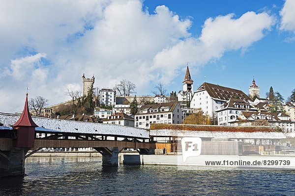 Europa bedecken über Fluss Holzbrücke Luzern Schweiz