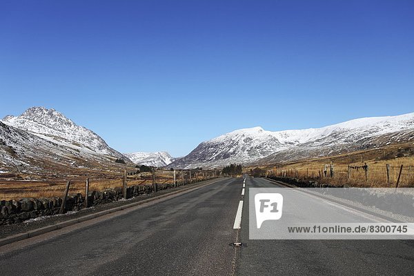 Europa  Berg  Großbritannien  rennen  Fernverkehrsstraße  Nostalgie  Snowdonia Nationalpark  bedecken  Schnee  Wales