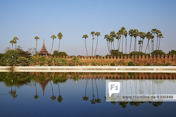 Wassergraben  Baum  Spiegelung  Palast  Schloß  Schlösser  befestigen  Myanmar  Asien