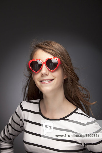 Mädchen mit Sonnenbrille in Herzform