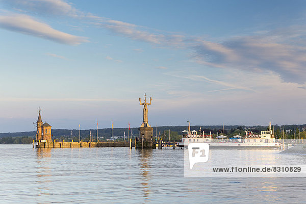 'Hafeneinfahrt von Konstanz mit der Statue der Imperia und der historischen Fähre ''Konstanz'''