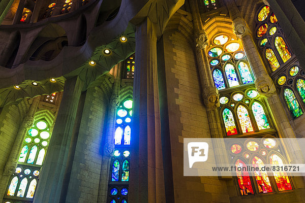 Innenraum der Sagrada Família oder Basílica i Temple Expiatori de la Sagrada Família  Sühnekirche der Heiligen Familie  von Architekt Antoni Gaudí entworfen