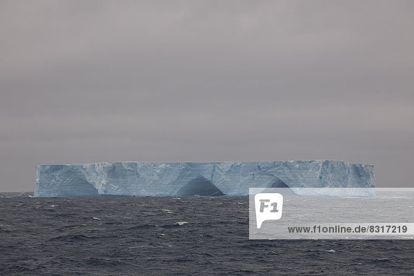 Ein Eisberg treibt im Südatlantik