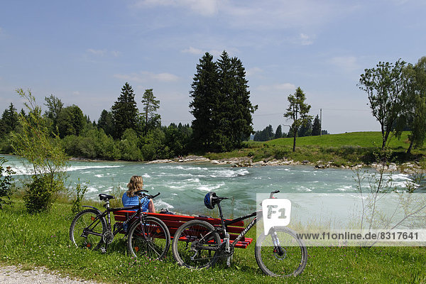 Radfahrer bei einer Pause am Lech  am Jakobsweg
