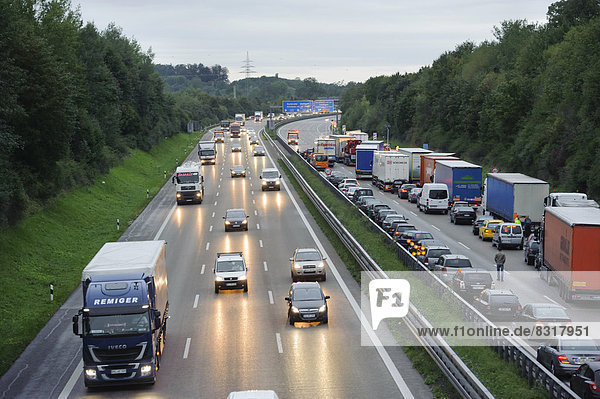 Auto Unfall Lastkraftwagen Autobahn übergroß drücken A8 Marmelade Straßenverkehr