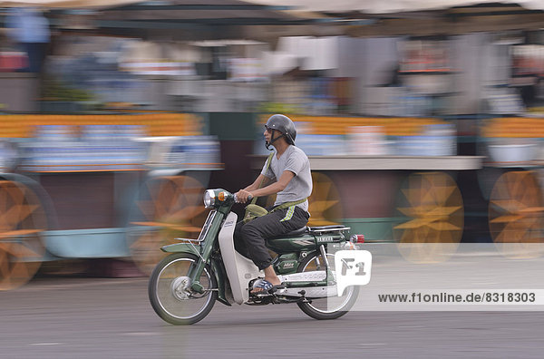 Mopedfahrer auf dem Djemaa el Fna Marktplatz